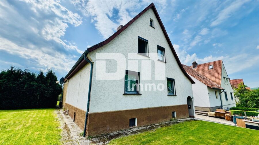1- 2 Familienhaus mit umfangreichen Nutzflächen und großem Grundstück in idyllischer Ortsrandlage - Frontansicht